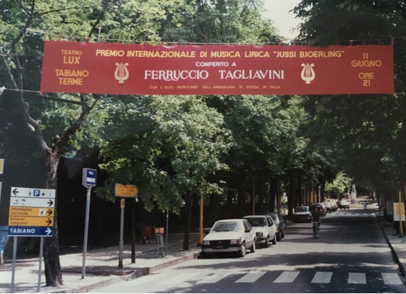 Manifestazione - Collezione Biblioteca Comunale G.D. Romagnosi: Giugno 1987 - Premio Internazionale di Musica Lirica, striscione stradale