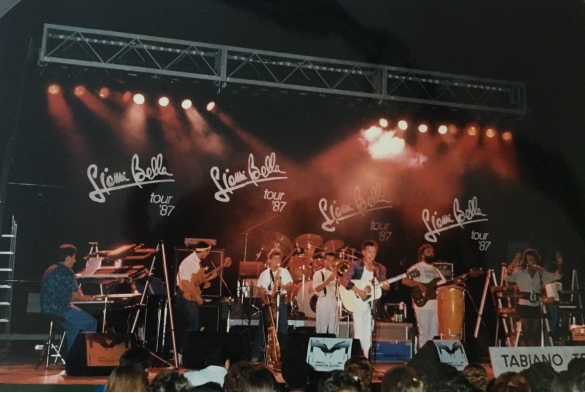 Concerto di Gianni Bella a Tabiano - Collezione Biblioteca Comunale G.D. Romagnosi: Luglio 1987 - Concerto di Gianni Bella nel piazzale antistante l'albergo Verdi