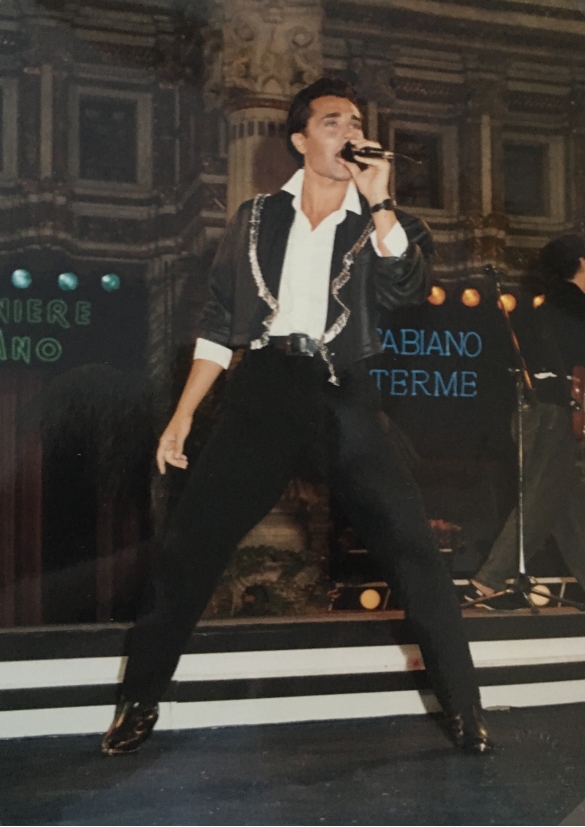 Canzoniere Italiano - Collezione Biblioteca Comunale G. D. Romagnosi : 17 Luglio 1987 - Il cantante Scialpi si esibisce sul palco de Il Canzoniere Italiano condotto da Daniele Piombi