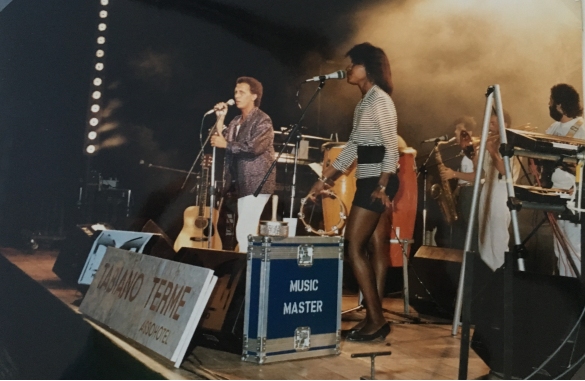 Concerto di Gianni Bella a Tabiano - Collezione Biblioteca Comunale G.D. Romagnosi: Luglio 1987 - Concerto di Gianni Bella nel piazzale antistante l'albergo Verdi	