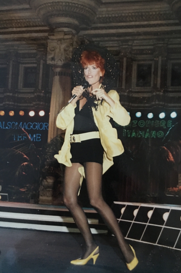 Canzoniere Italiano - Collezione Biblioteca Comunale G.D. Romagnosi: 17 luglio 1987 - Donatella Rettore sul palco in piazza Berzieri