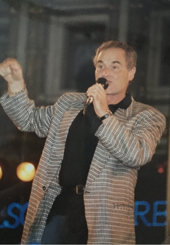 Canzoniere Italiano - Collezione Biblioteca Comunale G.D. Romagnosi: 17 luglio 1987 - Il cantante Edoardo Vianello sul palco in piazza Berzieri