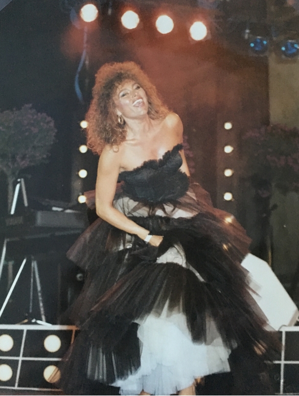 Canzoniere Italiano - Collezione Biblioteca Comunale G.D. Romagnosi: 17 luglio 1987 - La cantante Marina Occhiena sul palco in piazza Berzieri	