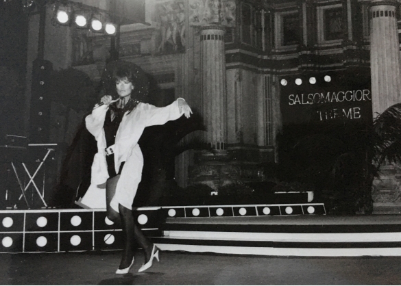 Canzoniere Italiano - Collezione Biblioteca Comunale G.D. Romagnosi: 17 luglio 1987 - Donatella Rettore sul palco in piazza Berzieri	