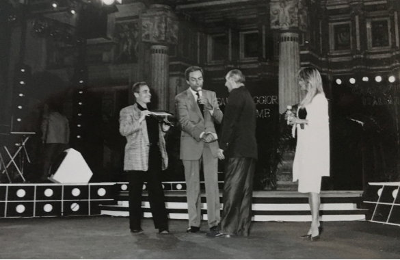 Canzoniere Italiano - Collezione Biblioteca Comunale G.D. Romagnosi: 17 luglio 1987 - Edoardo Vianello e Daniele Piombi consegnano un premio 