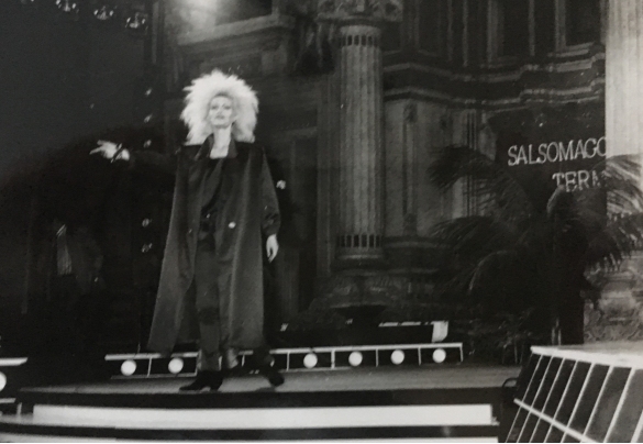 Canzoniere Italiano - Collezione Biblioteca Comunale G.D. Romagnosi: 17 luglio 1987 -La cantante Patty Pravo sul palco in piazza Berzieri