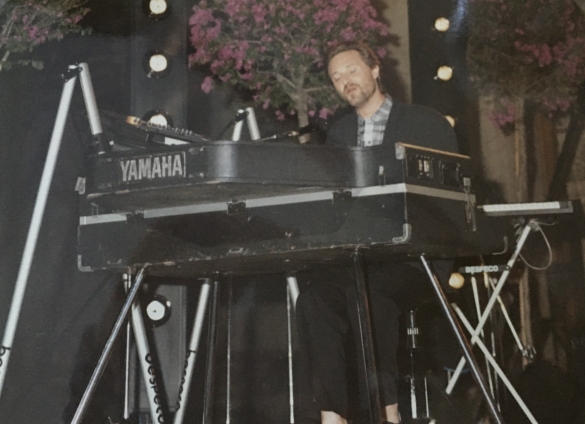 Canzoniere Italiano - Collezione Biblioteca Comunale G.D. Romagnosi: 17 luglio 1987 -Il cantante Amedeo Minghi sul palco in piazza Berzieri