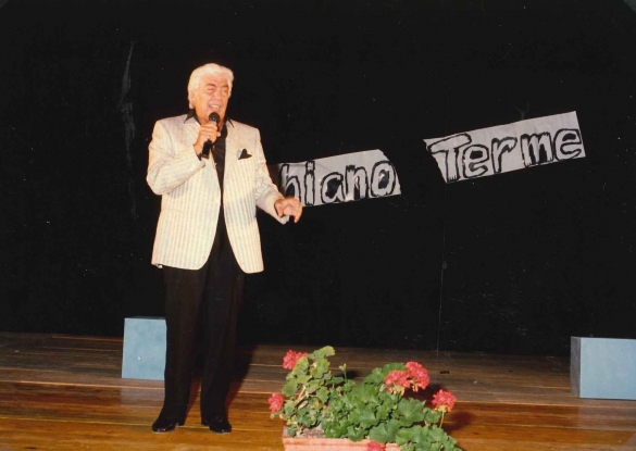 Gino Bramieri Show- Collezione Biblioteca Comunale G.D. Romagnosi: 16 Agosto 1987 - Lo spettacolo di Gino Bramieri allestito nel piazzale antistante l'albergo Verdi