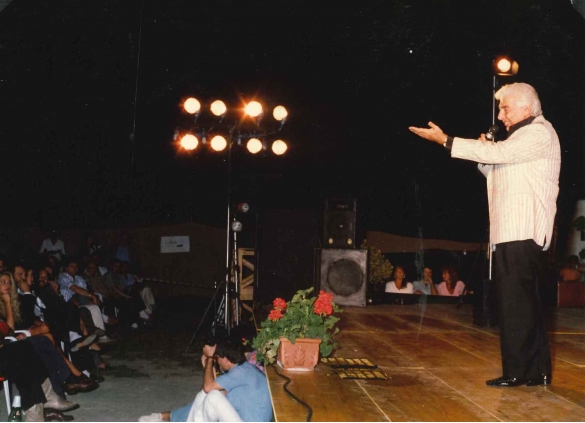 Gino Bramieri Show- Collezione Biblioteca Comunale G.D. Romagnosi: 16 Agosto 1987 - Lo spettacolo di Gino Bramieri allestito nel piazzale antistante l'albergo Verdi