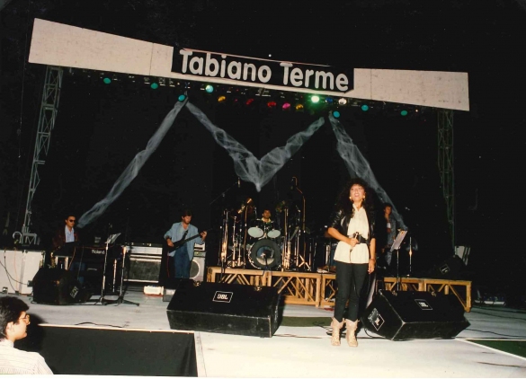 Marcella Bella in Concerto - Collezione Biblioteca Comunale G.D. Romagnosi: 31 agosto 1987 - La cantante Marcella si  esibisce a Tabiano