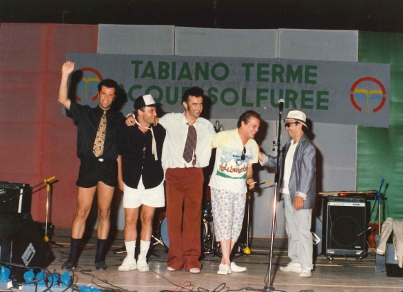 I Desmodronici in Concerto  - Collezione Biblioteca Comunale G.D. Romagnosi: 16 agosto 1988 - Il complesso musicale fidentino si esibisce a Tabiano, nel gruppo si riconosce Gene Gnocchi, Charlie Gnocchi e Franco Pongolini