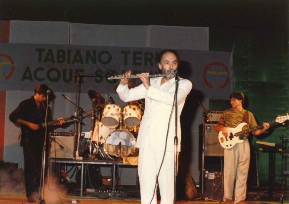 Piergiorgio Farina in Concerto - Collezione Biblioteca Comunale G.D. Romagnosi: 8 agosto 1988 Arena degli Spettacoli - Il musicista sul palco a Tabiano