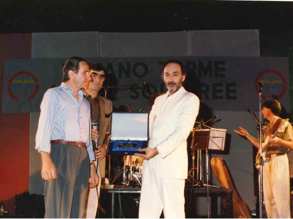 Piergiorgio Farina in Concerto -  Collezione Biblioteca Comunale G.D. Romagnosi: 8 agosto 1988 Arena degli Spettacoli - Il musicista riceve un premio dal presidente della Pro Loco di Tabiano Sig. Becchi