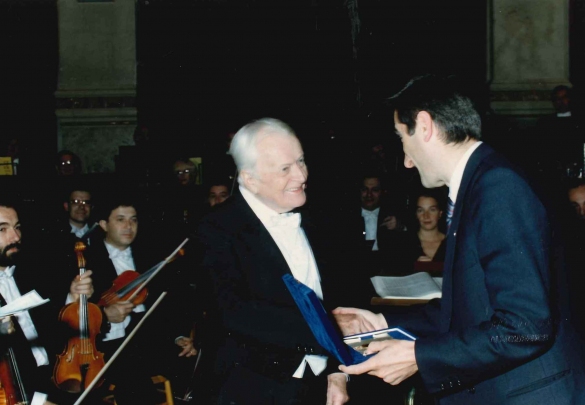 Festival K 1991 - Collezione Biblioteca Comunale G.D. Romagnosi: settembre 1991 - Il Maestro Gianandrea Gavazzeni riceve un riconoscimento salla Città