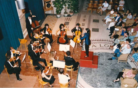 Rassegna Musica & Liberty - Collezione Biblioteca Comunale G.D. Romagnosi: 15 agosto 1995 Salone delle Terme Berzieri - Concerto, dirige il Maestro Carla Del Frate