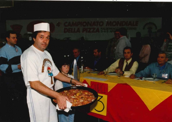 1995 Campionato Mondiale della Pizza a Salsomaggiore Terme - Collezione BIblioteca G.D.Romagnosi: Aprile 1995 - 4 edizione dei campionati: il sig. Afro Craviari della pizzeria 