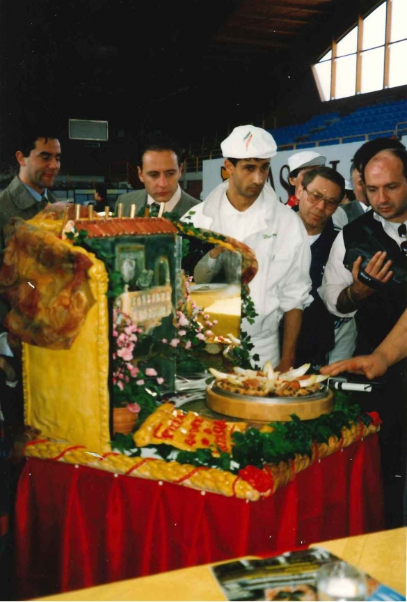 1995 Campionato Mondiale della Pizza a Salsomaggiore Terme - Collezione BIblioteca G.D.Romagnosi: Aprile 1995 - 4 edizione dei campionati: il concorrente davanti alla giuria presenta la propria pizza