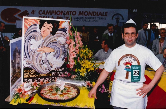 1995 Campionato Mondiale della Pizza a Salsomaggiore Terme - Collezione BIblioteca G.D.Romagnosi: Aprile 1995 - 4 edizione dei campionati: il sig. Luca Cattani della pizzeria 