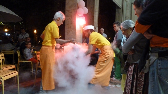 GELATO ARTIGIANALE ALL'AZOTO  DELLA GELATERIA SANELLI DI SALSOMAGGIORE TERME: Gelato Artigianale all'Azoto prodotto dalla Gelateria di Corrado Sanelli, Maestro Gelatiere Italiano. Dimostrazione effettuata in occasione della Notte Rosa a Salsomaggiore Terme
