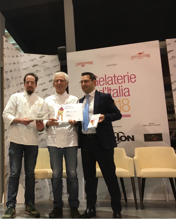 Gelateria Sanelli premiata tra le Migliori Gelateria d'Italia 2018: Il Maestro Gelatiere Italiano Corrado Sanelli viene premiato da Gambero Rosso e si aggiudica 3 coni nella Guida Gelaterie d'Italia 2018 