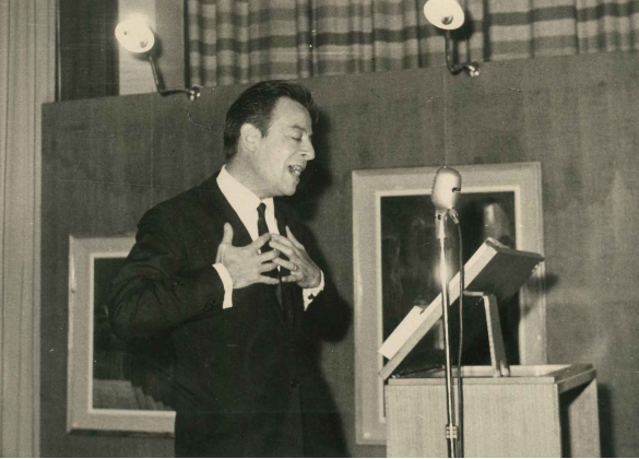 Conferenza Culturale - Collezione Biblioteca G.D.Romagnosi: 21 settembre 1963 - L'attore Carlo D'Angelo si esibisce in un recital davanti ad un folto pubblico nella sede dell'Azienda di Cura e Soggiorno
