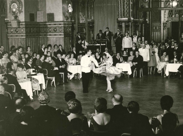 Campionati Sud Europei di Ballo per Professionisti - Collezione BIblioteca G.D.Romagnosi: 16 settembre 1964 - Salone Moresco Grand Hotel des Thermes, coppia di danzatori in gara	