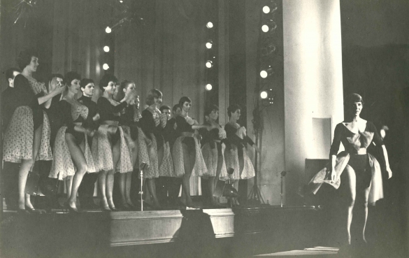 Delia Scala Show - - Collezione BIblioteca G. D. Romagnosi: 17 giugno 1961 - Delia Scala e i 10 elementi del corpo di ballo femminile nello spettacolo di rivista al Teatro Nuovo di Salsomaggiore