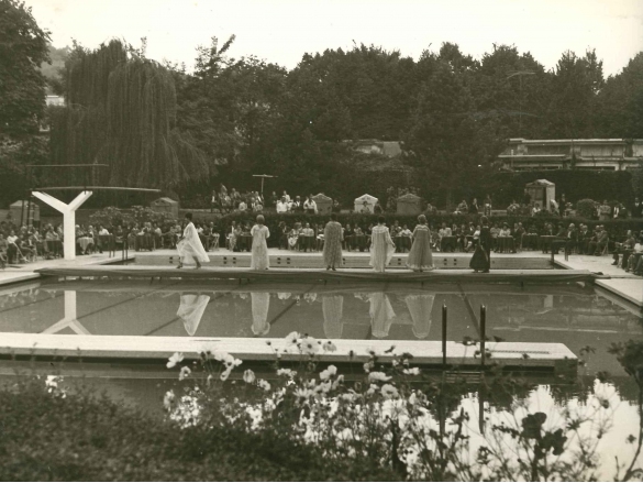 Spettacolo di Alta Moda - Collezione BIblioteca G. D.Romagnosi: 23-24 settembre 1961 - Défilé di alta moda in piscina Leoni