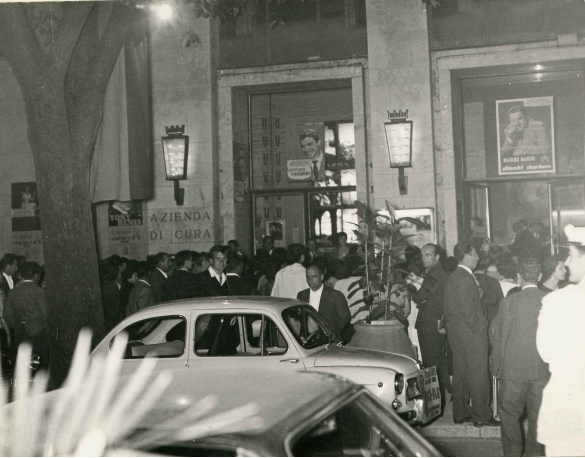 Festival Europeo del Juke Box : 21 settembre 1961 - La folla all'ingresso del Teatro Nuovo