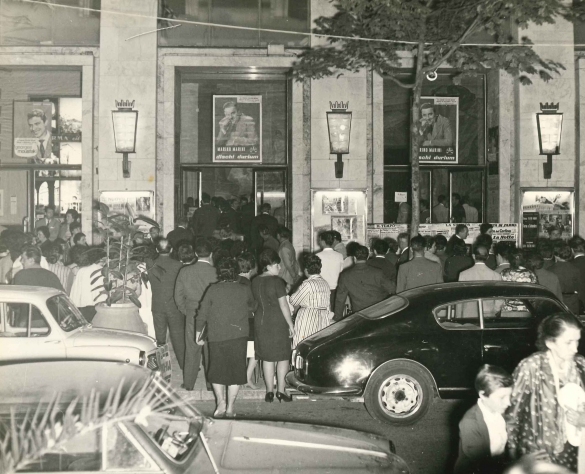 Festival Europeo del Juke Box : 21 settembre 1961 - La folla all'ingresso del Teatro Nuovo