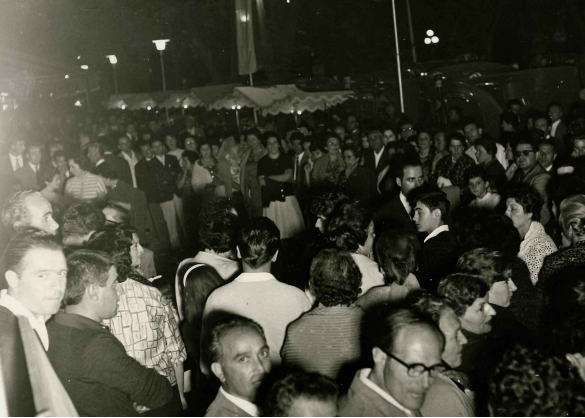 Festival Europeo del Juke Box  : 21 settembre 1961 - La folla all'ingresso del Teatro Nuovo