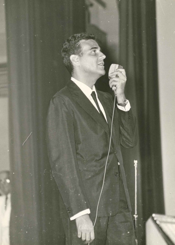 Festival Europeo del Juke Box: 21 settembre 1961 - Il cantante Teddy Reno sul palco del Teatro Nuovo di Salsomaggiore Terme