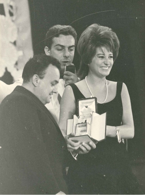 Festival Europeo del Juke Box : 21 settembre 1961 - La cantante Miranda Martino, vincitrice nella categoria donne,  riceve il Juke Box d'oro 