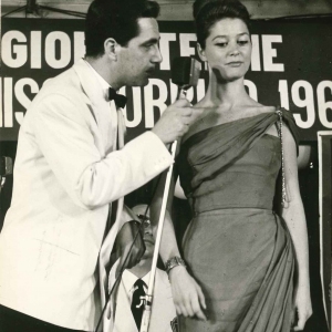 1961 Concorso Nazionale Miss Cinema- Collezione Biblioteca Comunale G.D. Romagnosi: Giugno 1961 - Corrado Mantoni intervista la candidata Milla Sannoner