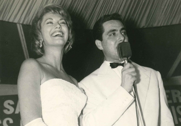 1961 Concorso Nazionale Miss Cinema- Collezione Biblioteca Comunale G.D. Romagnosi: 25 giugno 1961 - Carolyn Faye Miss Sorriso con il presentatore Corrado Mantoni