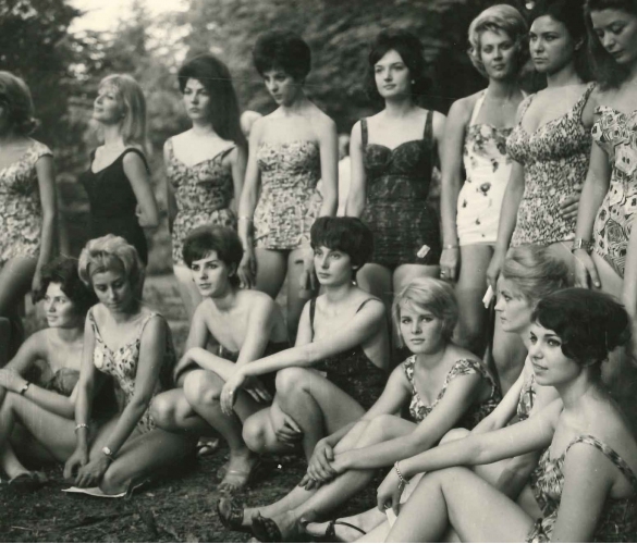 1961 Concorso Nazionale Miss Cinema- Collezione Biblioteca Comunale G.D. Romagnosi: 24 giugno 1961 - Le candidate miss in piscina