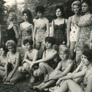 1961 Concorso Nazionale Miss Cinema- Collezione Biblioteca Comunale G.D. Romagnosi: 24 giugno 1961 - Le candidate miss in piscina