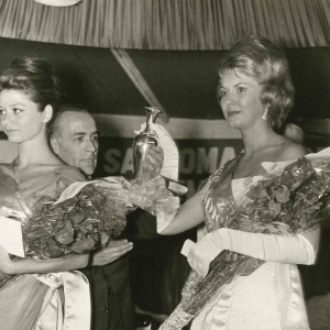 1961 Concorso Nazionale Miss Cinema- Collezione Biblioteca Comunale G.D. Romagnosi: 25 giugno 1961 - Le vincitrici Miss Cinema Milla Sannoner e Miss Sorriso Carolyn Faye
