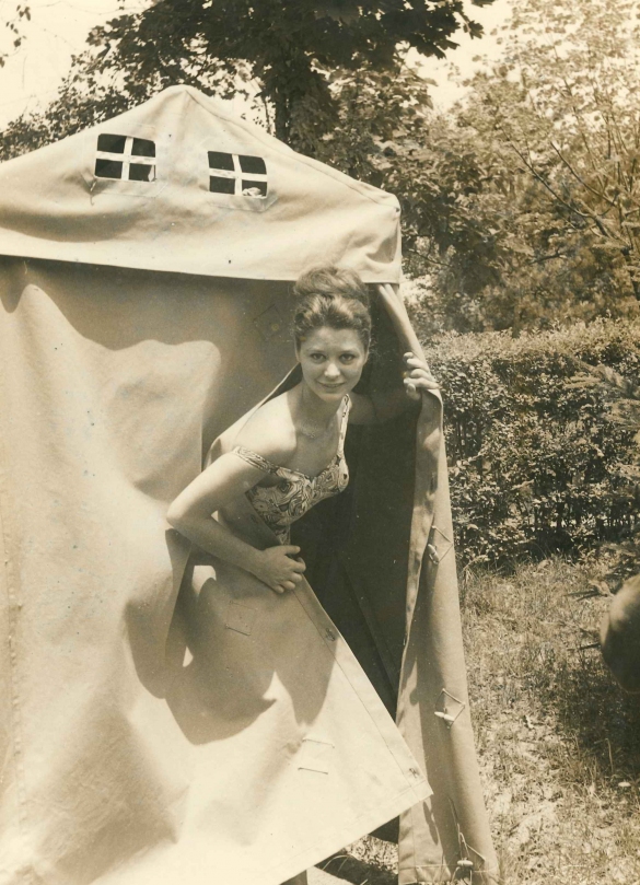 1961 Concorso Nazionale Miss Cinema- Collezione Biblioteca Comunale G.D. Romagnosi: Milla Sannoner in piscina Leoni