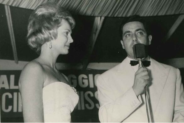1961 Concorso Nazionale Miss Cinema- Collezione Biblioteca Comunale G.D. Romagnosi: 25 giugno 1961 - Corrado Mantoni e l'americana Carolyn Faye neo eletta Miss Sorriso 1961