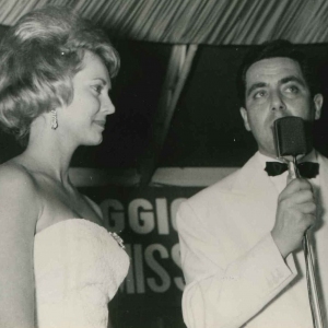 1961 Concorso Nazionale Miss Cinema- Collezione Biblioteca Comunale G.D. Romagnosi: 25 giugno 1961 - Corrado Mantoni e l'americana Carolyn Faye neo eletta Miss Sorriso 1961