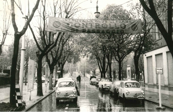 Gara Automobilistica - Collezione BIblioteca G.D.Romagnosi: 1961 - Ponte automobilistico Napoli-Milano organizzato dai giornali 'Il mattino' e 'Corriere di Napoli'	