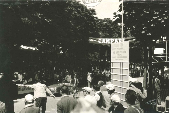 1959 Giro d'Italia- Collezione Biblioteca Comunale G.D. Romagnosi: 17 Maggio 1959 - La carovana che accompagna il Giro d'Italia arriva alla seconda tappa ed entra in città	