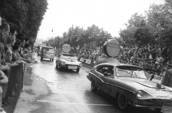 1959 Giro d'Italia - Collezione Biblioteca comunale G.D Romagnosi: 17 Maggio 1959 - La carovana che accompagna il Giro d'Italia arriva alla seconda tappa ed entra in città	