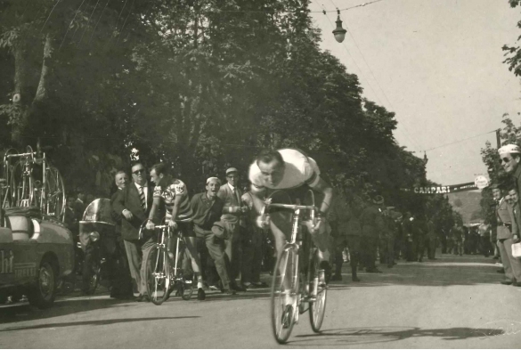 1959 Giro d'Italia - Collezione Biblioteca comunale G.D Romagnosi: 17 maggio 1959 - L'arrivo in volata di un ciclista