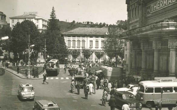 1959 Giro d'Italia - Collezione Biblioteca comunale G.D Romagnosi: 18 Maggio 1959 - Il giro in partenza per la tappa successiva Salsomaggiore - Abetone	