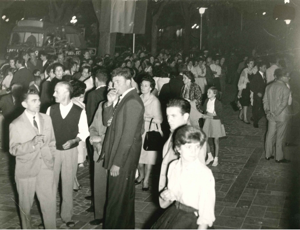 1959 Giro d'Italia - Collezione Biblioteca comunale G.D Romagnosi: 17 maggio 1959 - Il pubblico affolla il centro città