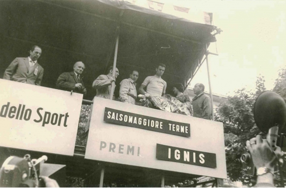 1959 Giro d'Italia - Collezione Biblioteca comunale G.D Romagnosi: 17 maggio 1959 - Rik Van Looy e Gino Bartali in qualità di opsite sul podio della tribuna dopo la vittoria di tappa