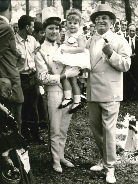 1963 Concorso Bambino Ideale - Collezione Biblioteca Comunale G.D. Romagnosi: 1963 - Ciustren del Complesso Bandistico di Salsomaggiore Terme con una bimba iscritta al concorso