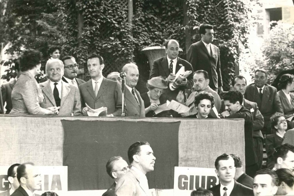 1960 Corso di Fiori - Collezione BIblioteca G.D.Romagnosi: Giugno 1960 - Il presentatore Nunzio Filogamo sulla tribuna d'onore presenta la manifestazione